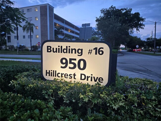 Building Photo - 950 Hillcrest Dr