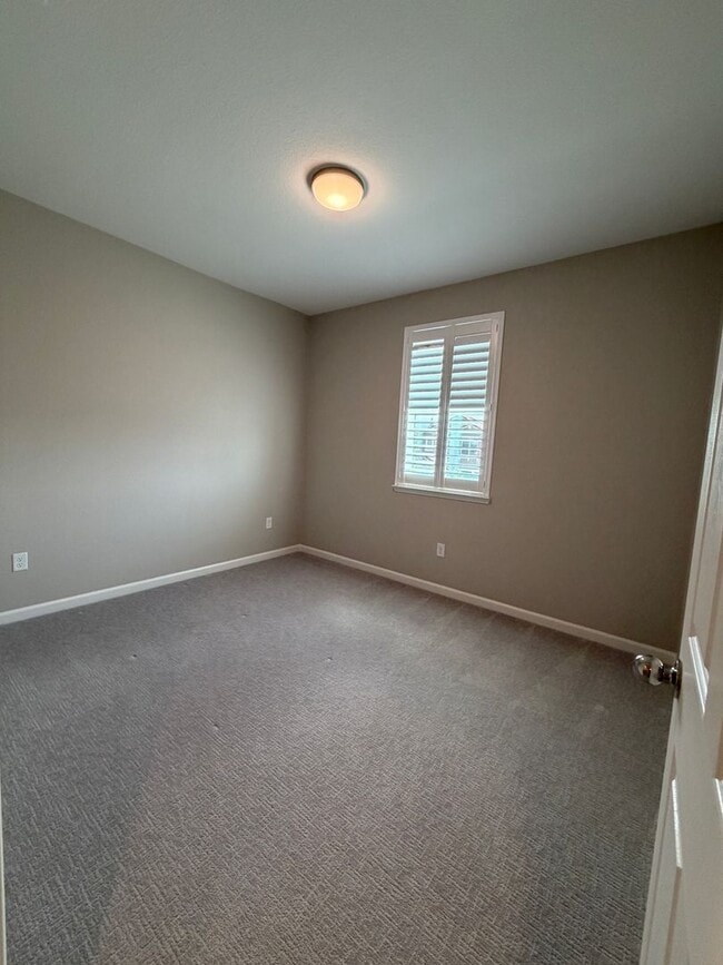 Building Photo - 700 Apricot Cir