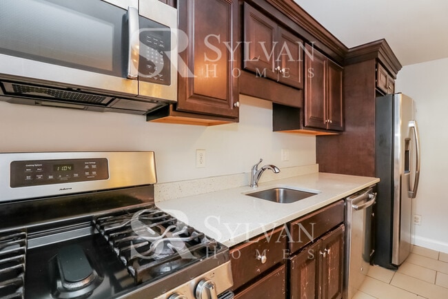 Building Photo - Prepare to fall in love with this 3 bedroo...