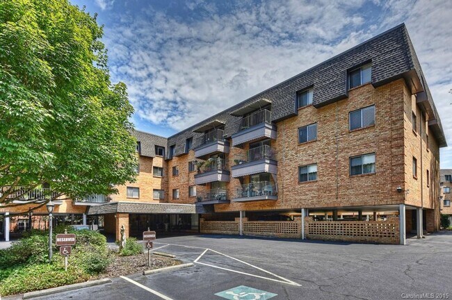 Building Photo - 1323 Queens Rd