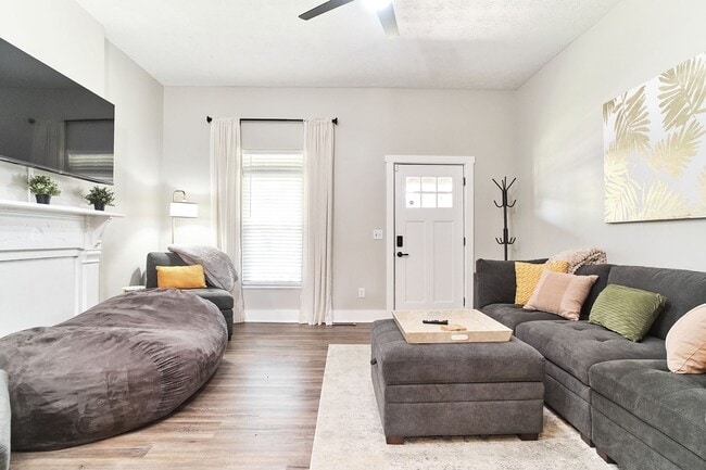 Building Photo - Fully Furnished 2BD Duplex in the Heart of downtown Indy!