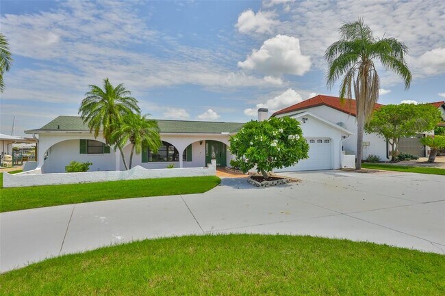 Building Photo - 6422 Lake Sunrise Dr