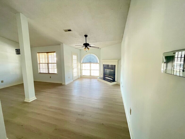 Building Photo - 6704 W Friendly Ave