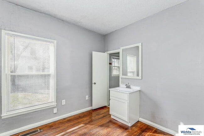 Building Photo - 3 bedroom 1.5 bath home
