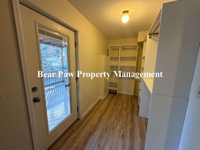 Building Photo - Two bedroom, two bath Bailey Beauty!