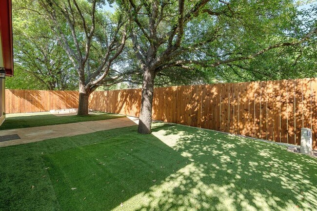 Building Photo - 1229 Laurelleaf Dr