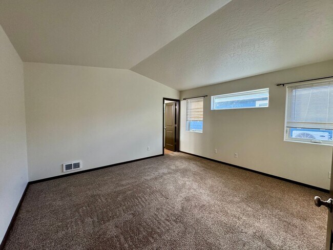 Building Photo - 2-Bed Home with Bonus Room & Large 2-Car Garage in Coeur d’Alene