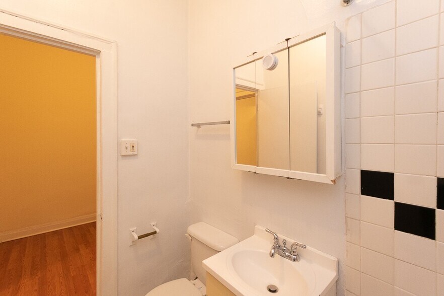 Building Photo - 2825 N Burling St