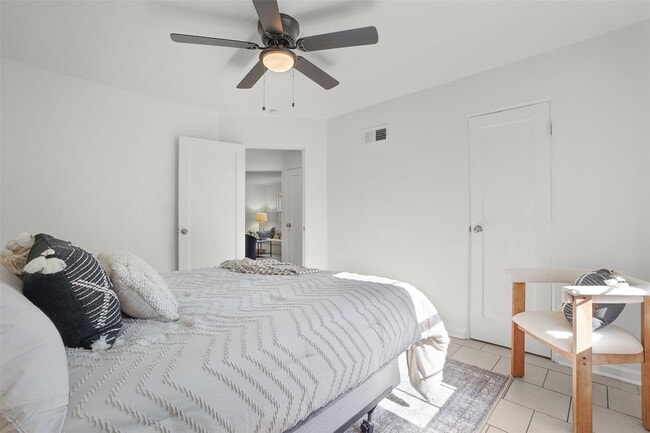 Building Photo - 9845 Dennis Dr