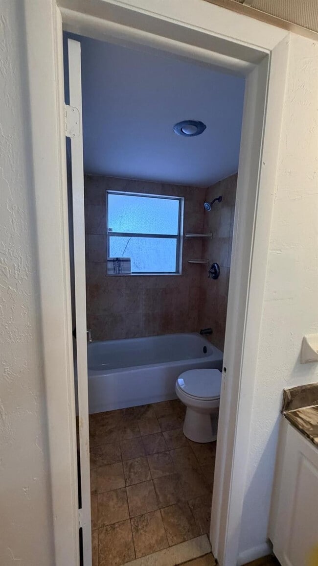 Building Photo - 5515 N Lakewood Cir