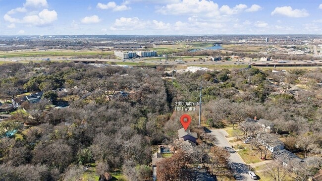 Building Photo - 2100 Daisy Ln