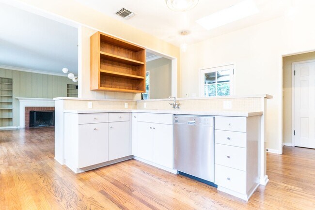 Building Photo - Beachwood Canyon 2b2b Home - Intentional F...