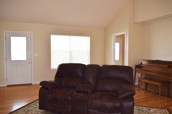 Building Photo - Located in the popular Woodland Hills Subd...
