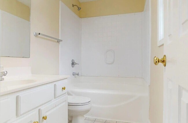 Building Photo - 10 Valley View Ct