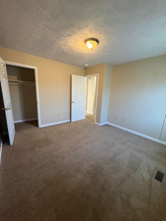 Building Photo - 2 Bedroom / 1.5 Bathroom Townhouse in Abingdon, VA