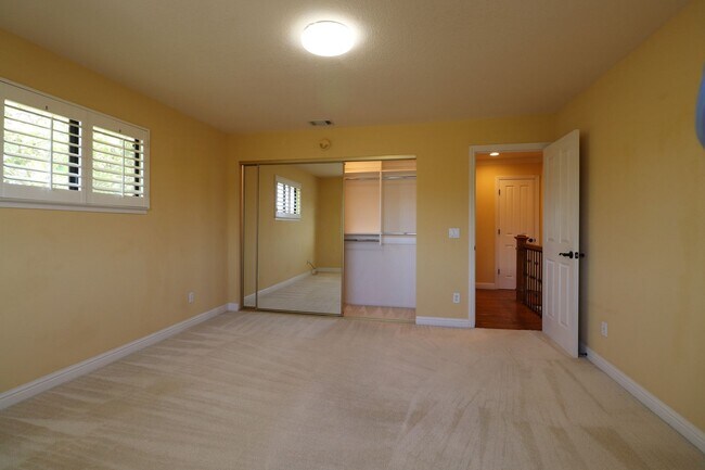 Building Photo - Beautiful Executive Home on the Golf Course