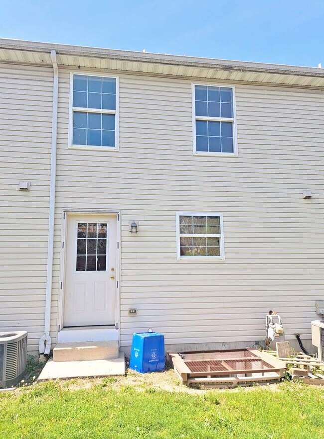 Building Photo - 2 Bed / 1-1/2 Bath Townhome