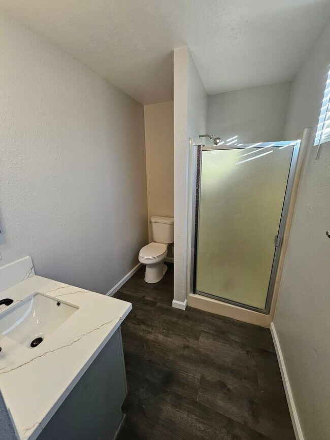 Building Photo - 3 Bdrm House with Fireplace !!