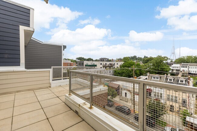 Building Photo - 822 Kennedy St NW