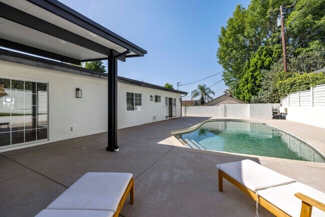 Building Photo - Stunning Mid-Century Modern Pool Home in Walnut Cove – Fully Furnished 4 bedrooms & 3 bathrooms!