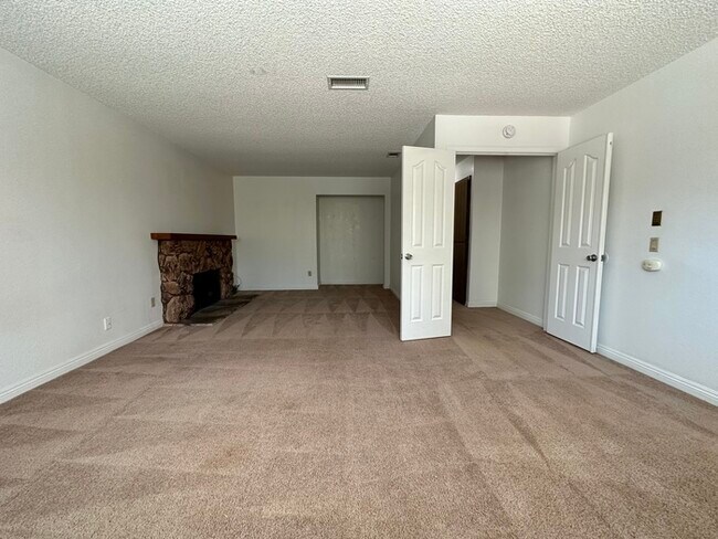 Building Photo - Charming 2 bedroom 2 bathroom home located in south Sacramento!