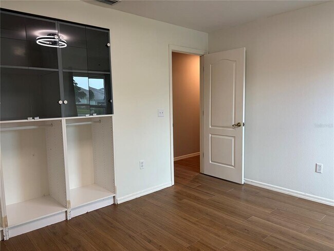 Building Photo - 5828 Sandy Pointe Dr