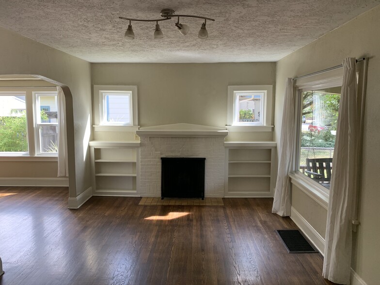 Living room - 5726 North Montana Avenue
