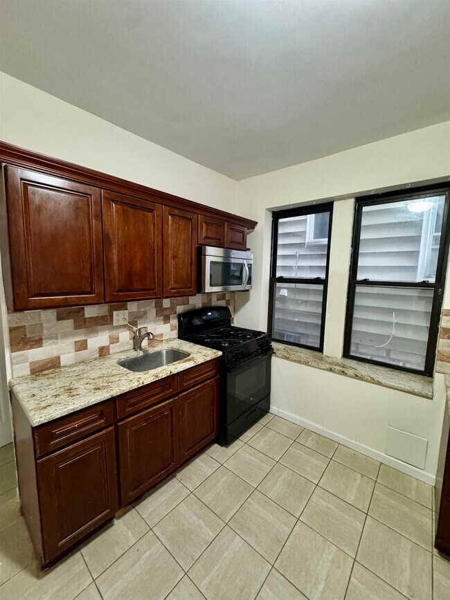 Building Photo - 250 Avenue B