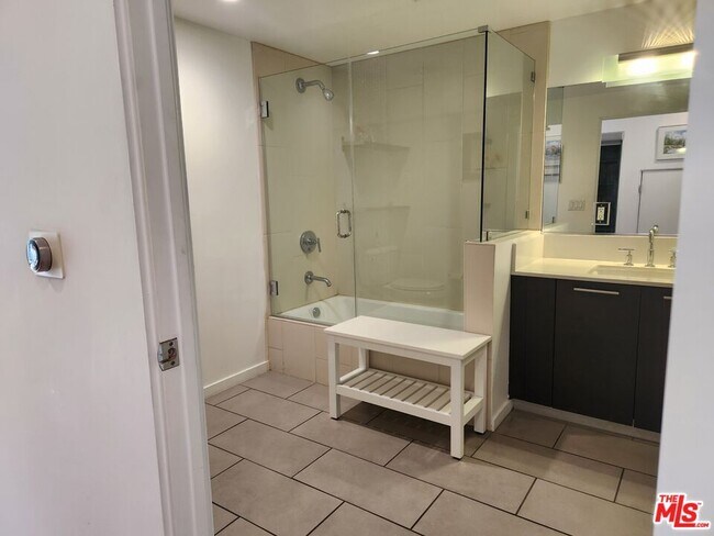 Building Photo - 6683 Franklin Ave