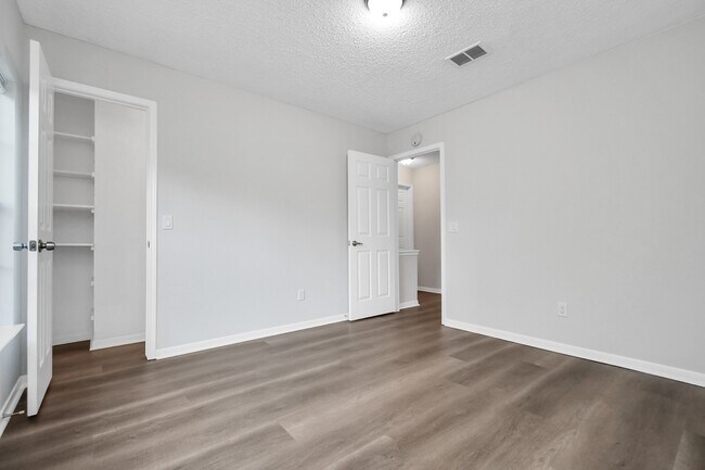 Building Photo - 8823 High Haven Dr