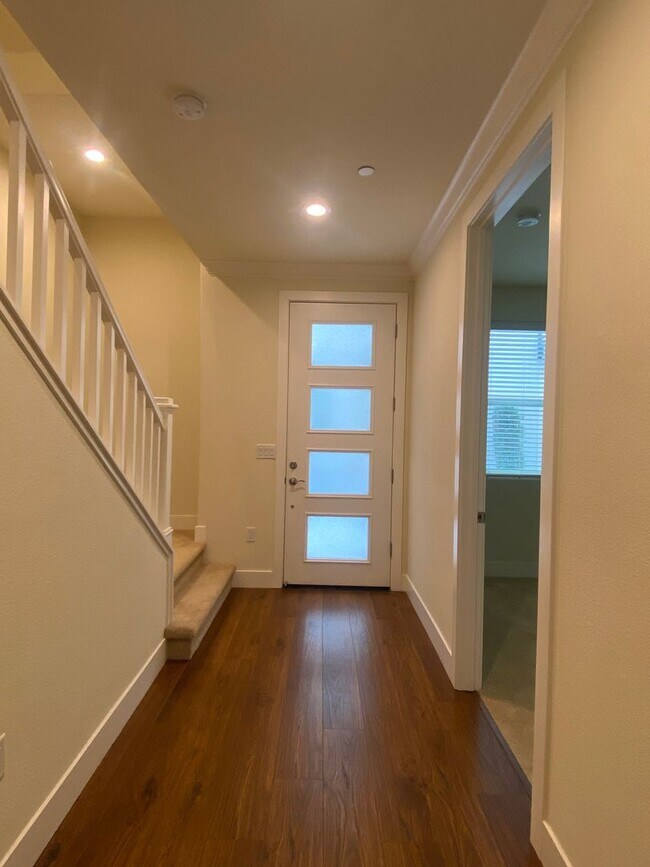 Building Photo - ALMOST NEW, SUPER CLEAN 2 BED, 2.5 BATHS, ...