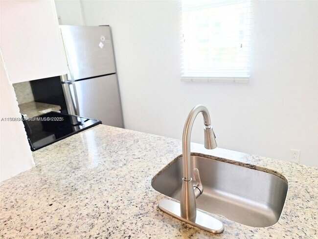 Building Photo - 2011 Bay Dr