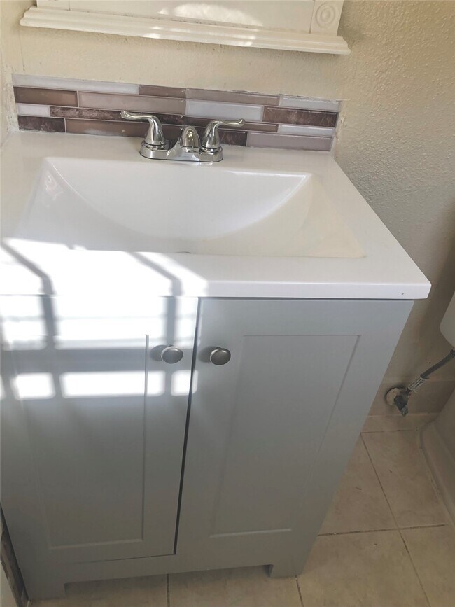 Building Photo - 6310 S Briar Bayou Dr