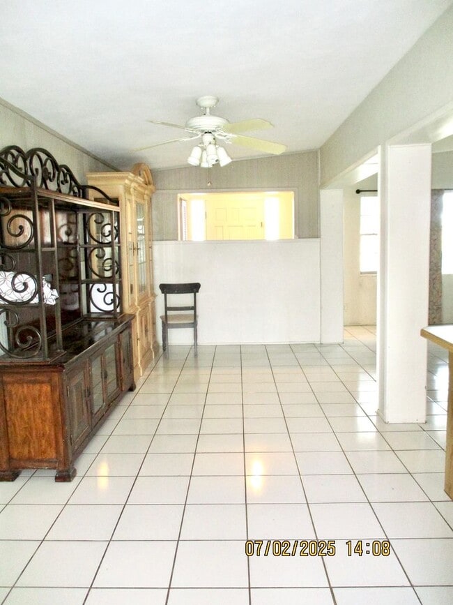Building Photo - Spacious 3-Bedroom, 2-Bathroom Home in Des...