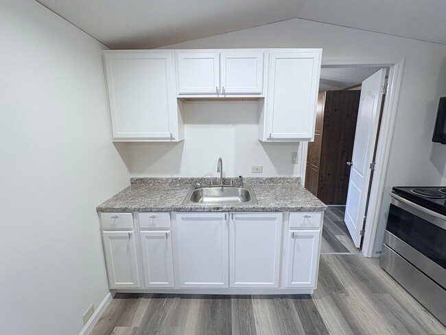 Building Photo - 930 Cedar Village Ln