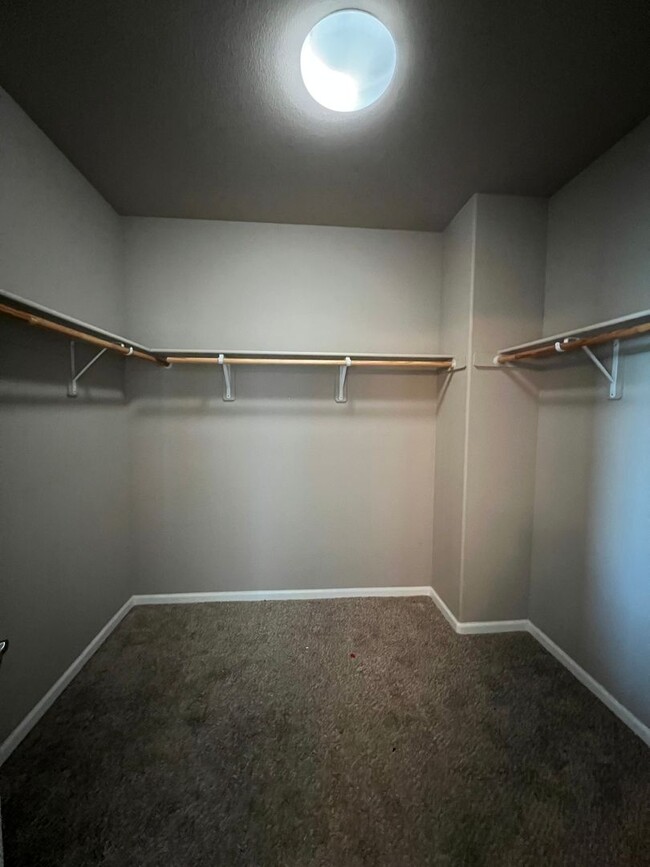 Building Photo - 3 bedroom, 2 1/2 bathroom home located in ...