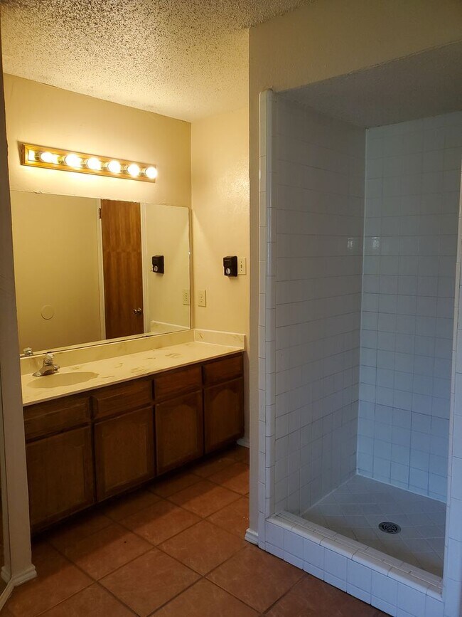 Building Photo - 4200 Pyracantha Dr