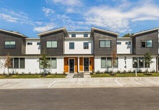 Building Photo - 214 Lynn Dr