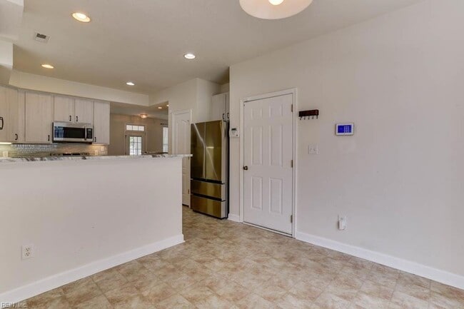 Building Photo - 528 Normandy St