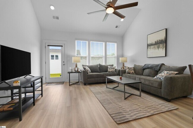 Building Photo - Wonderful Short-Term Furnished Townhome Cl...