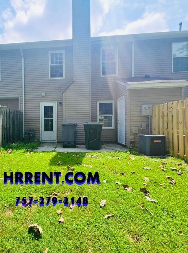 Building Photo - Lovely 2 Bedroom 2.5 Bathroom Townhouse lo...