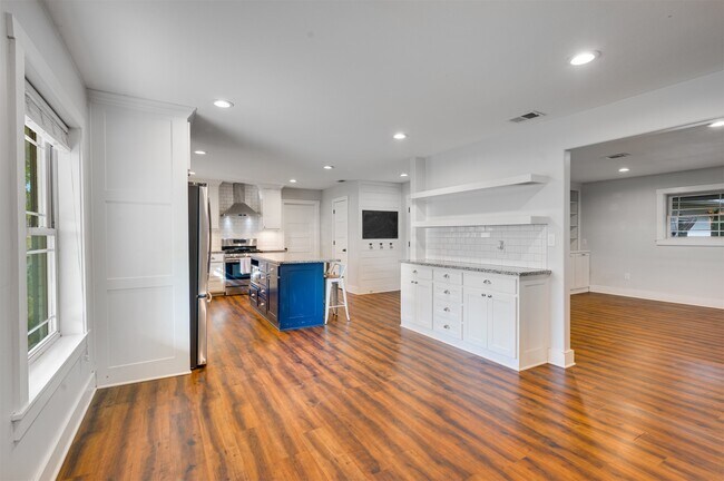 Building Photo - 215 Perryman Rd