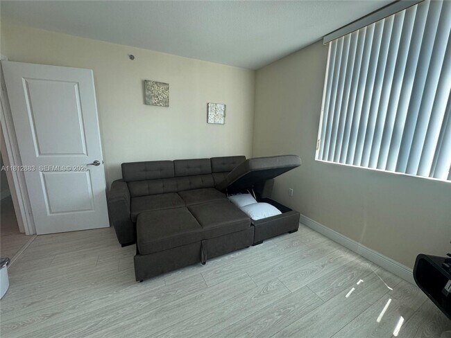 Building Photo - 2641 N Flamingo Rd