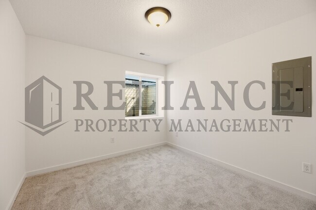 Building Photo - 5241 N Pinecrest Ct