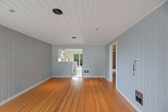 Building Photo - Short term Rental 6 month lease term only