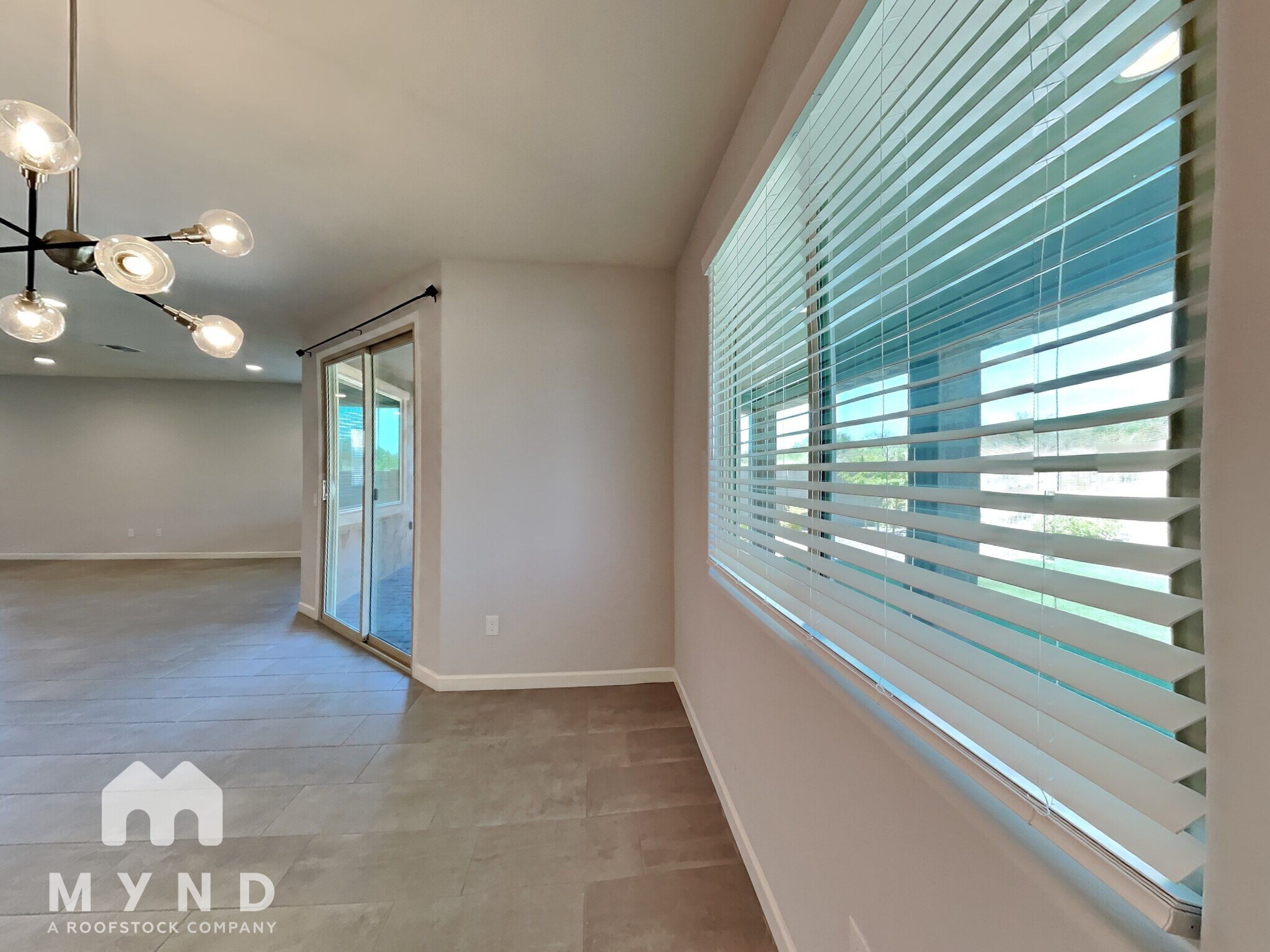 Building Photo - 720 E Silver Canyon Pl
