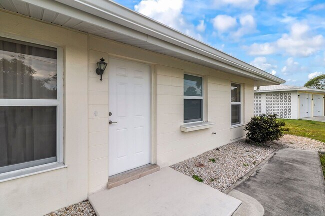 Building Photo - FURNISHED SHORT TERM RENTAL - 3 Bed / 2 Bath - Single Family Pool Home - $3,250/month