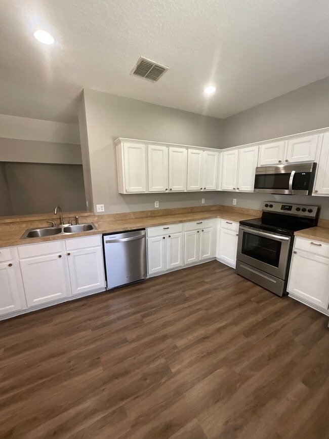 Building Photo - Two Story Town House