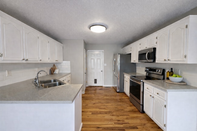 Building Photo - 3 Bed 2 Bath + Bonus Room