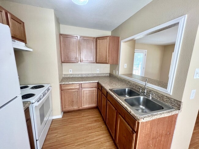 Building Photo - *MOVE IN SPECIAL* Great Location! 3 Bedroom Home Near Shopping & Dining!